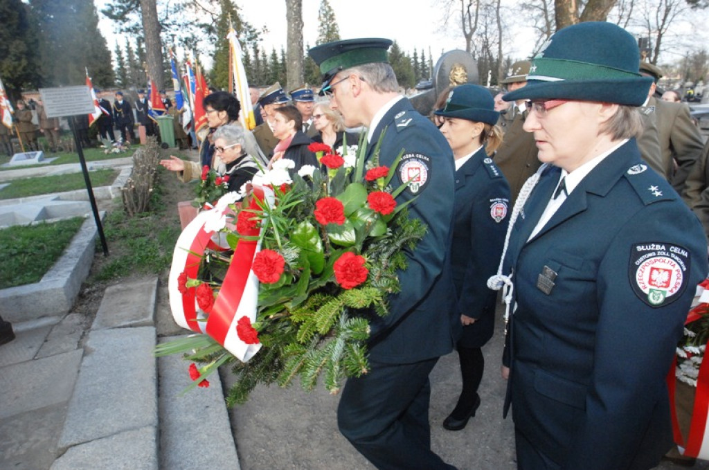 Ziemia z Katynia na nowotarskim cmentarzu