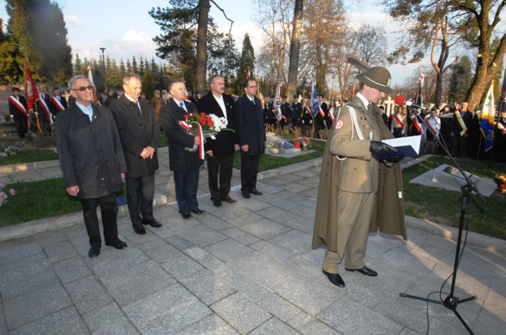 Ziemia z Katynia na nowotarskim cmentarzu