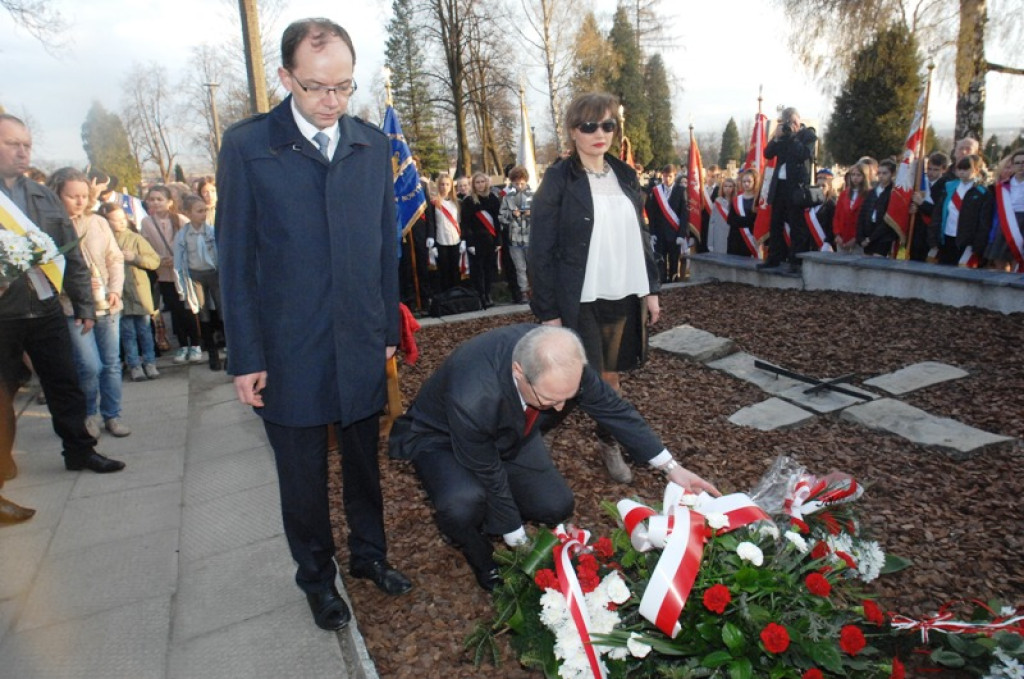 Ziemia z Katynia na nowotarskim cmentarzu