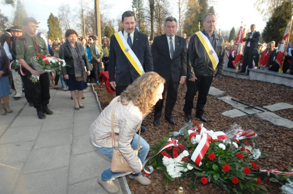 Ziemia z Katynia na nowotarskim cmentarzu