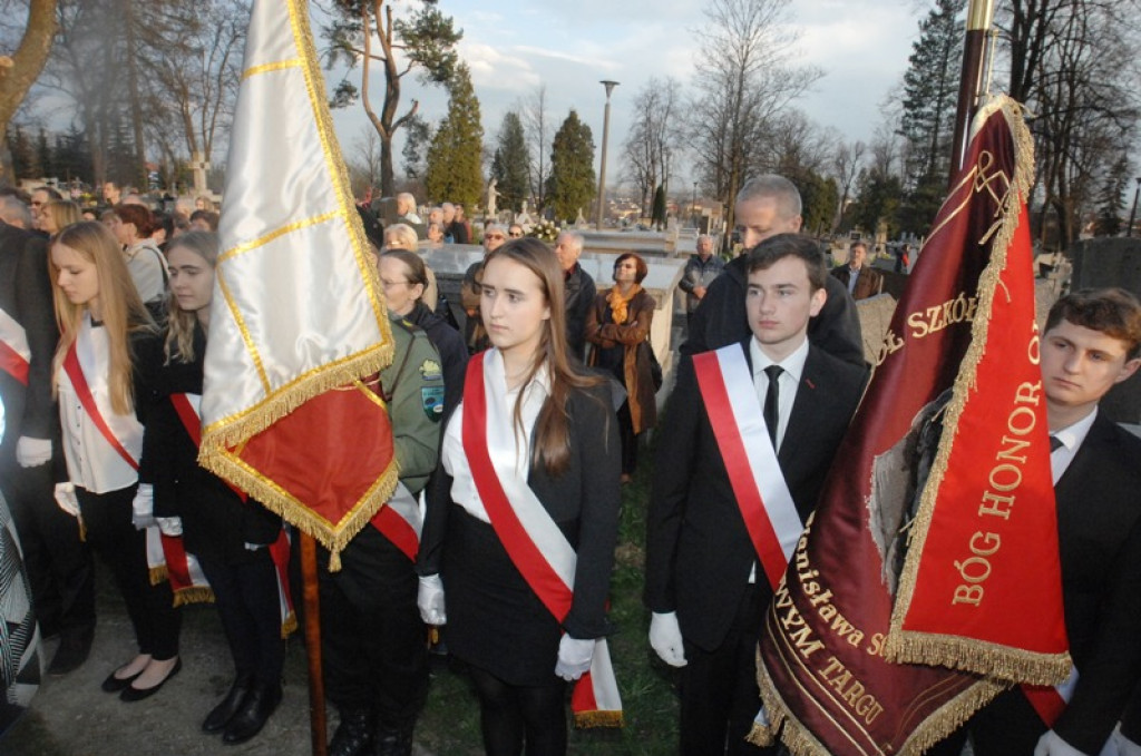 Ziemia z Katynia na nowotarskim cmentarzu
