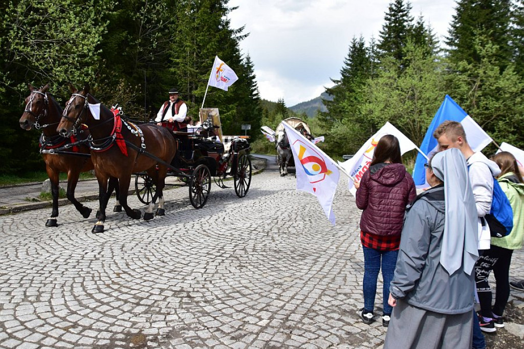 Insygnia Światowych Dni Młodzieży nad Morskim Okiem