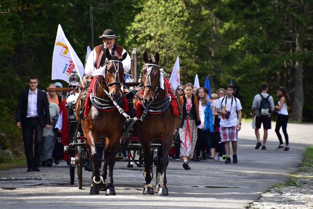 Insygnia Światowych Dni Młodzieży nad Morskim Okiem