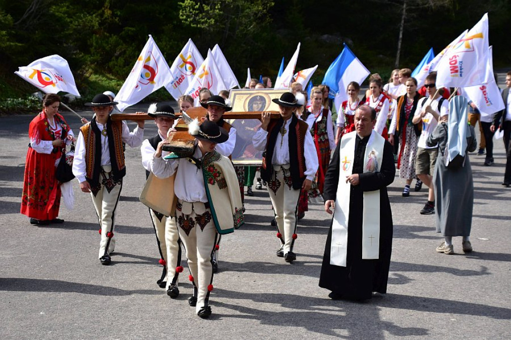 Insygnia Światowych Dni Młodzieży nad Morskim Okiem