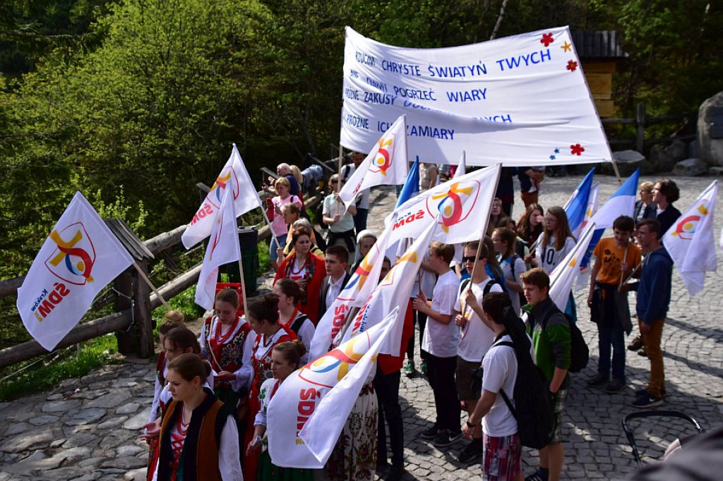 Insygnia Światowych Dni Młodzieży nad Morskim Okiem