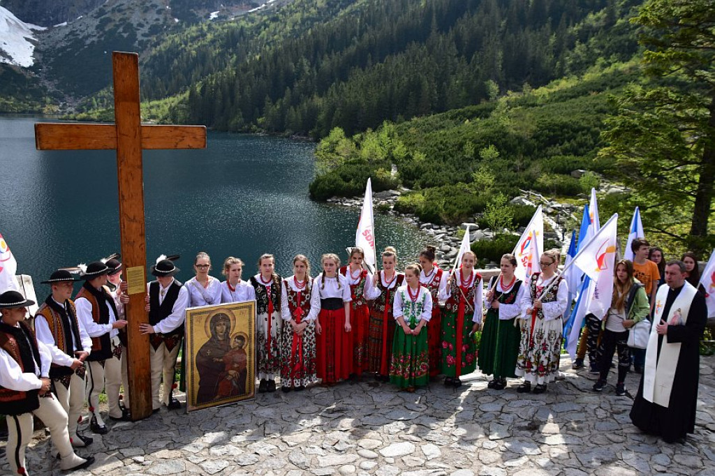 Insygnia Światowych Dni Młodzieży nad Morskim Okiem