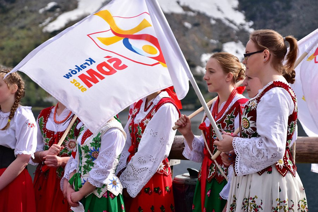 Insygnia Światowych Dni Młodzieży nad Morskim Okiem