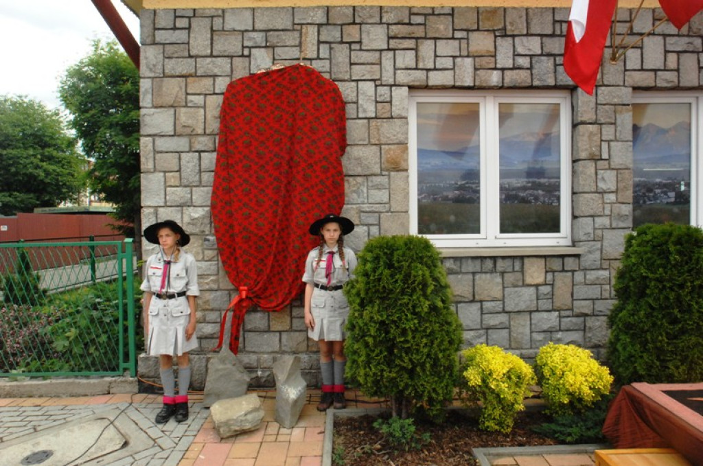Odsłonięcie tablicy pamiątkowej na budynku SP nr 5