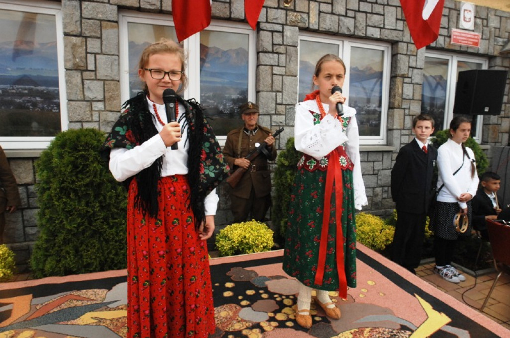 Odsłonięcie tablicy pamiątkowej na budynku SP nr 5