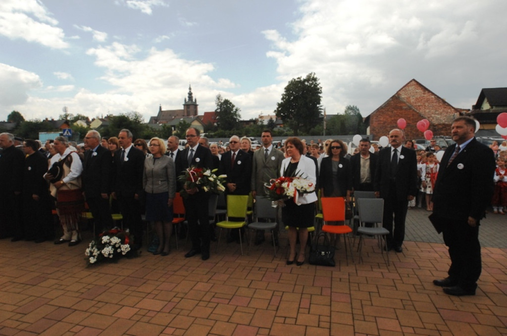 Odsłonięcie tablicy pamiątkowej na budynku SP nr 5