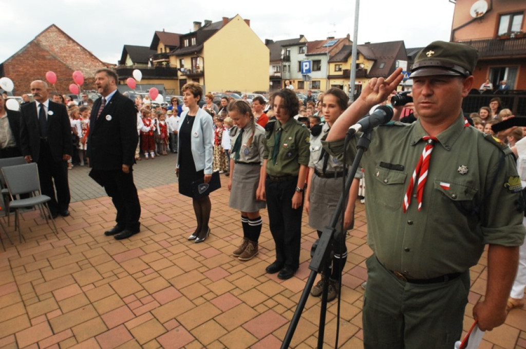 Odsłonięcie tablicy pamiątkowej na budynku SP nr 5