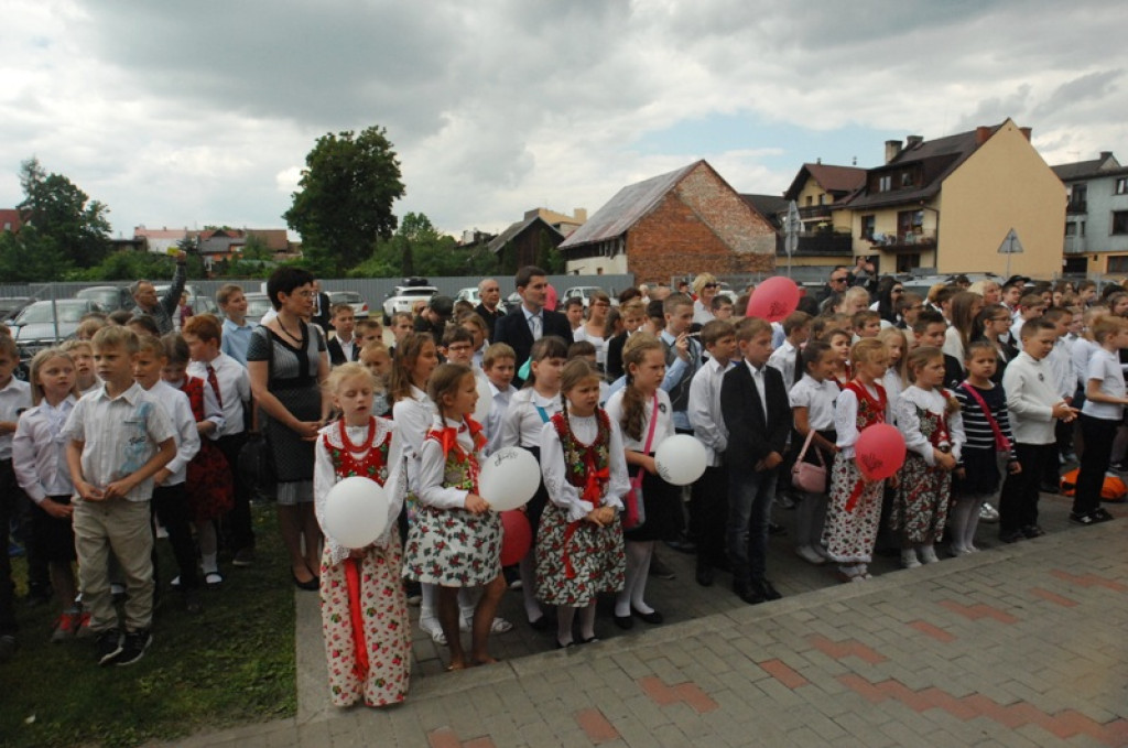 Odsłonięcie tablicy pamiątkowej na budynku SP nr 5