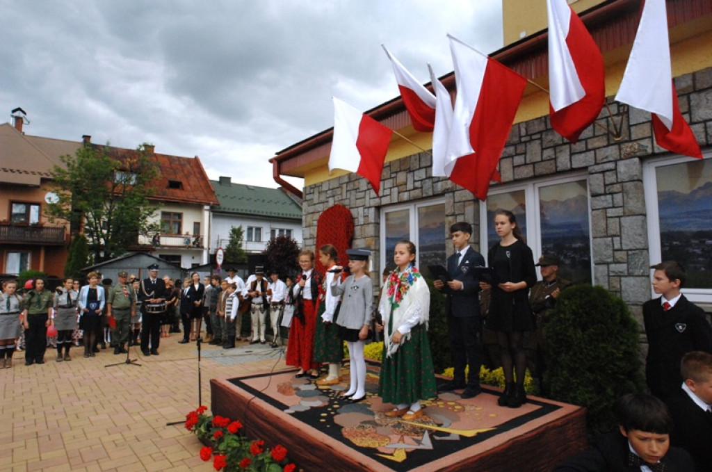 Odsłonięcie tablicy pamiątkowej na budynku SP nr 5