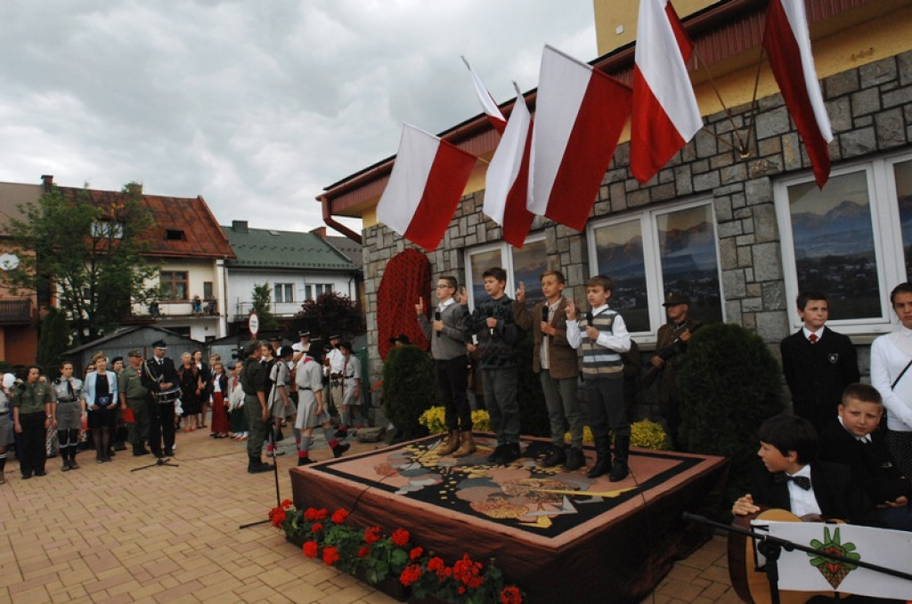 Odsłonięcie tablicy pamiątkowej na budynku SP nr 5