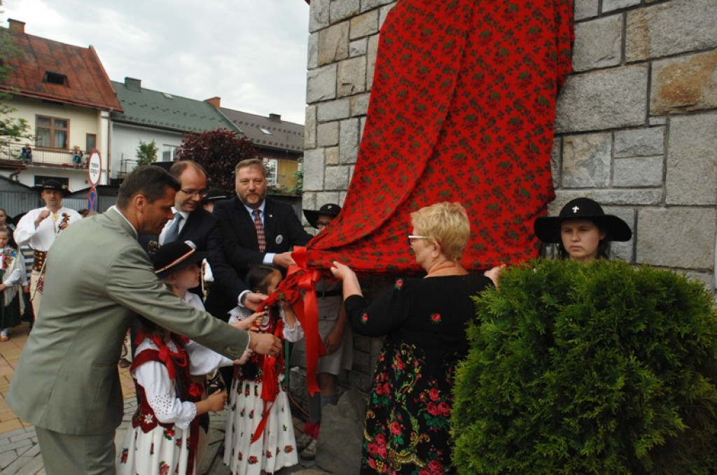 Odsłonięcie tablicy pamiątkowej na budynku SP nr 5