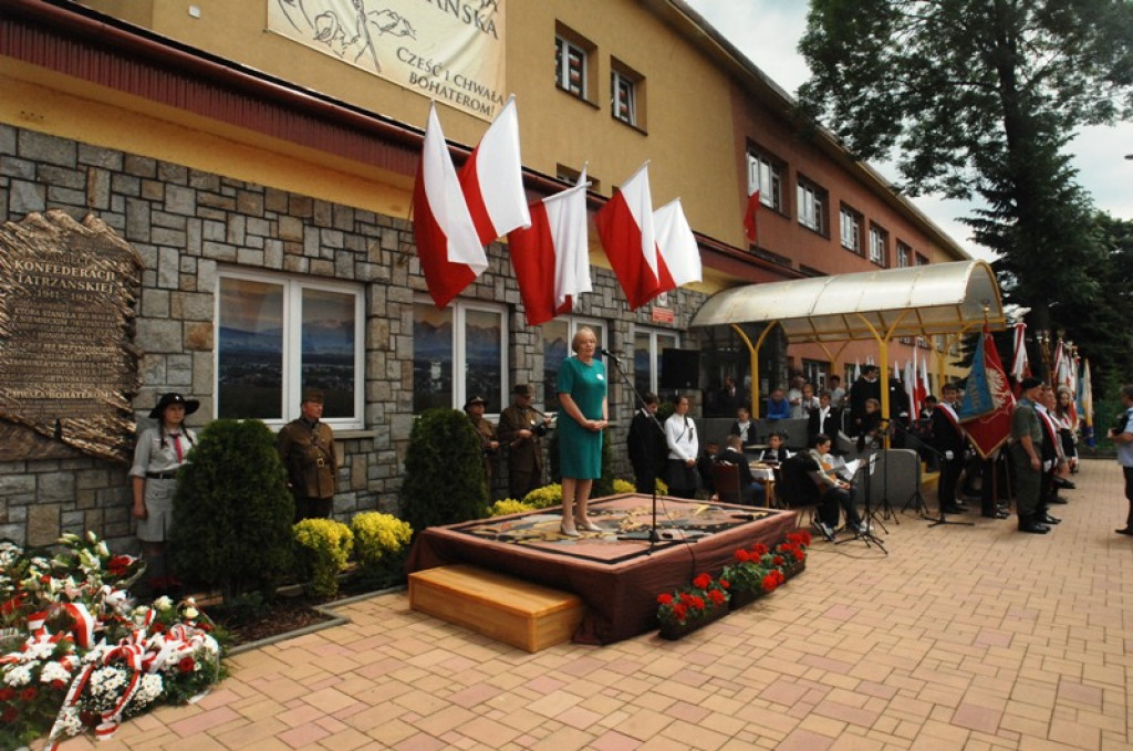 Odsłonięcie tablicy pamiątkowej na budynku SP nr 5