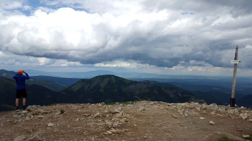 Zielone zbocza na Trzydniowiańskim Wierchu