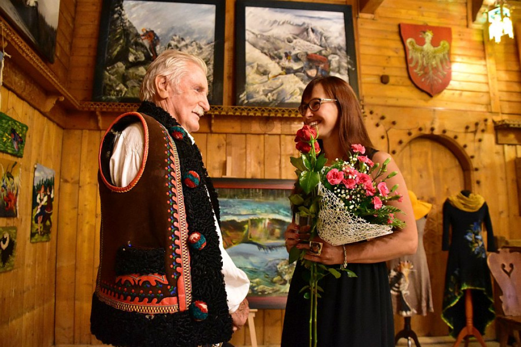 Dusza na dłoni w Domu Ludowym