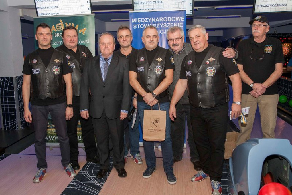 Policjanci grali w kręgle