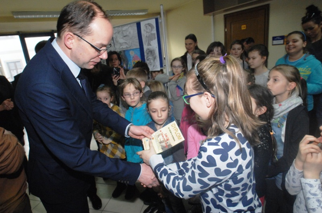 „Smog w Nowym Targu” - wystawa dziecięcych prac w nowotarskim magistracie