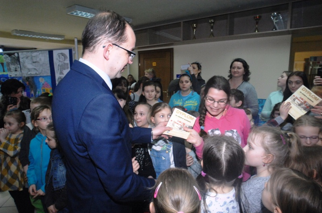 „Smog w Nowym Targu” - wystawa dziecięcych prac w nowotarskim magistracie