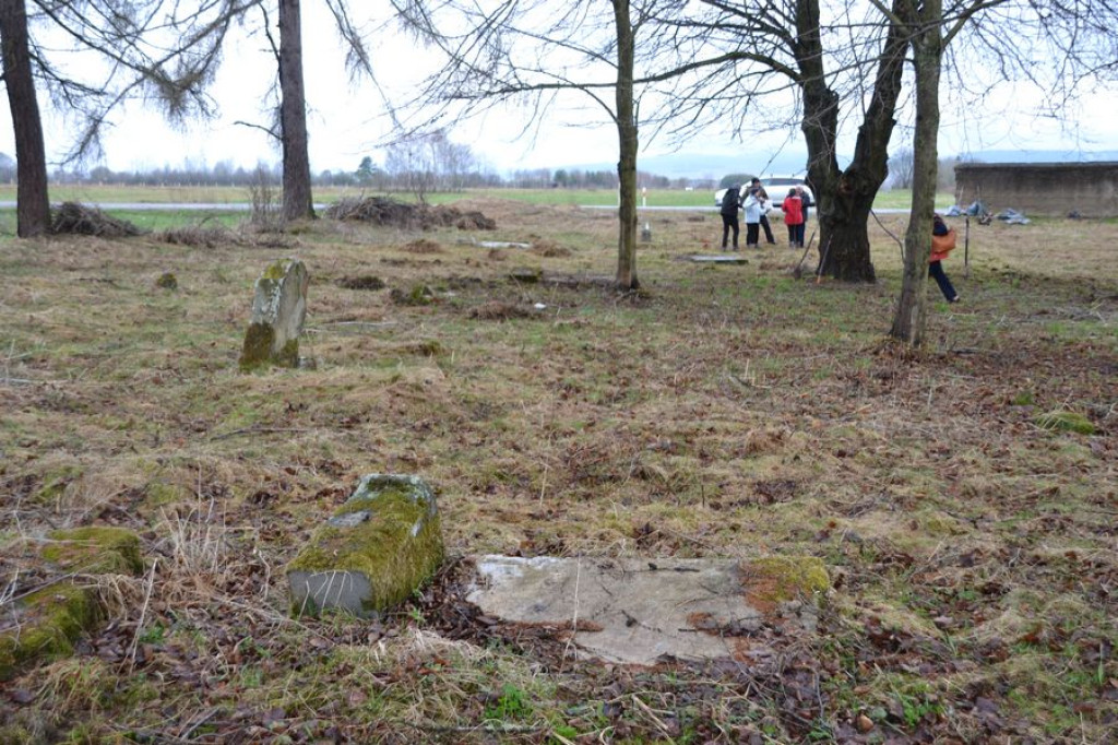 Sprzątanie cmentarza żydowskiego w Czarnym Dunajcu