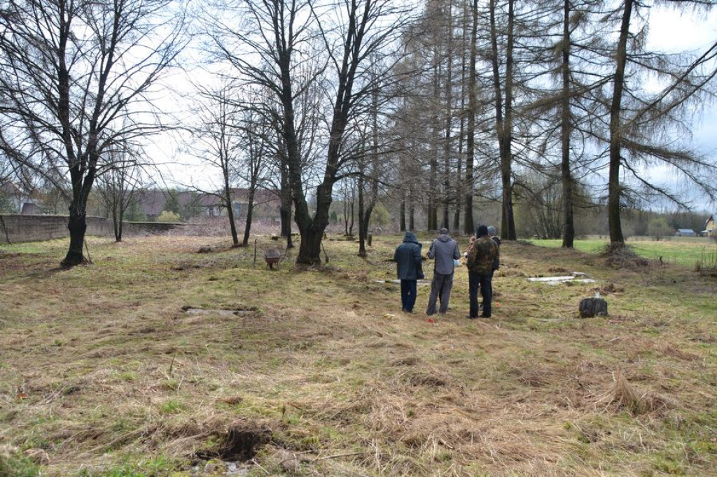 Sprzątanie cmentarza żydowskiego w Czarnym Dunajcu