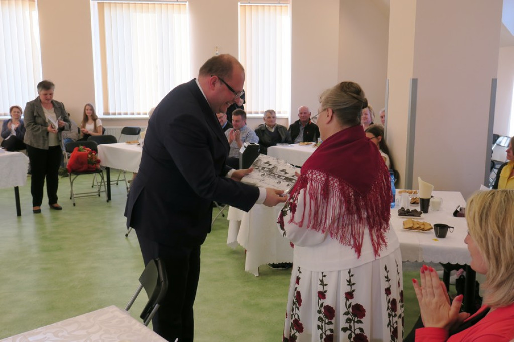 Monografia szkoły w Zębie