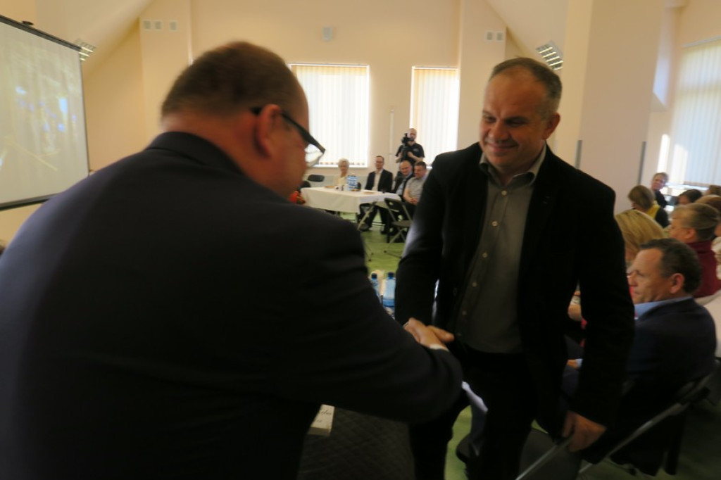 Monografia szkoły w Zębie