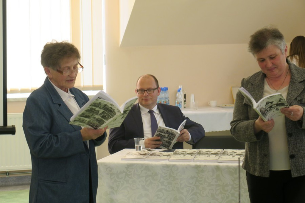 Monografia szkoły w Zębie