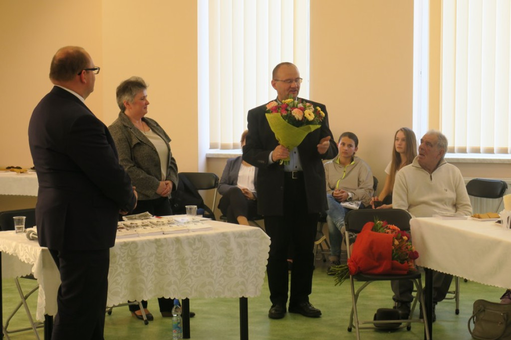 Monografia szkoły w Zębie