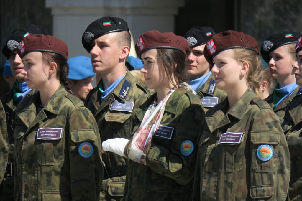 Suną zgodnie równym szykiem