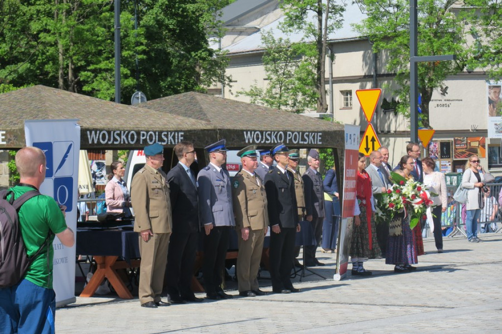 Suną zgodnie równym szykiem