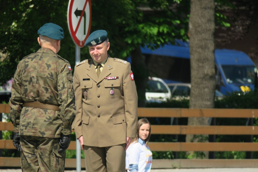 Suną zgodnie równym szykiem