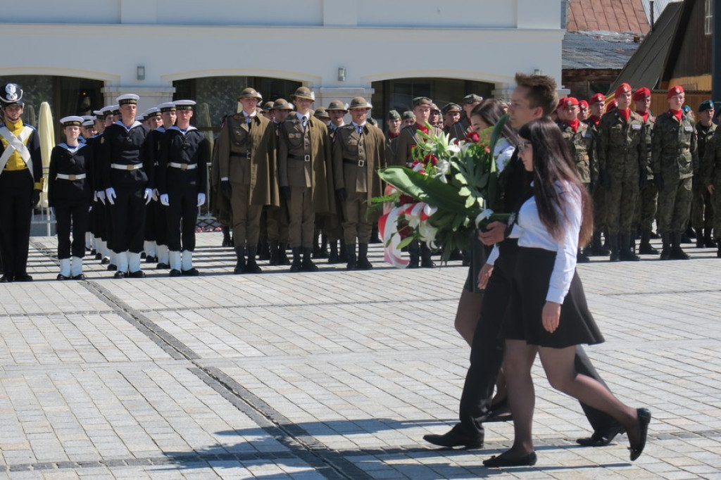Suną zgodnie równym szykiem