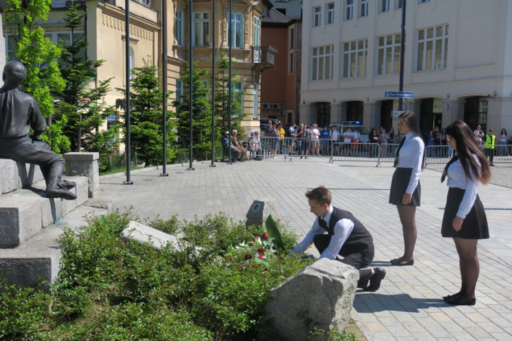 Suną zgodnie równym szykiem