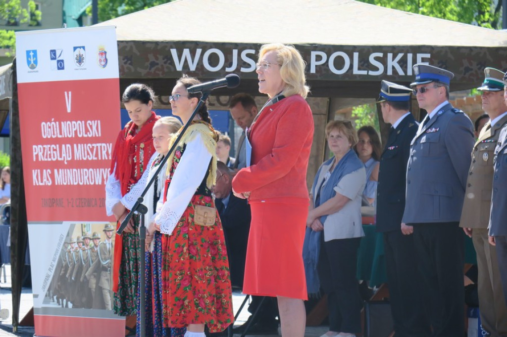 Suną zgodnie równym szykiem