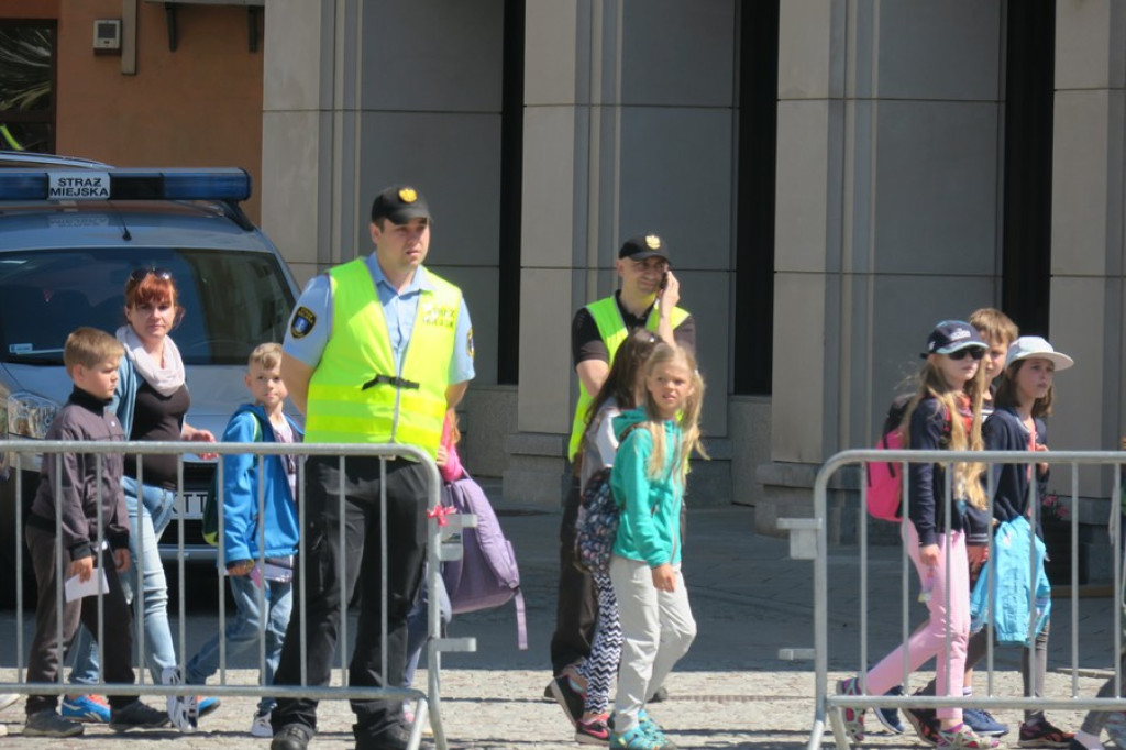 Suną zgodnie równym szykiem