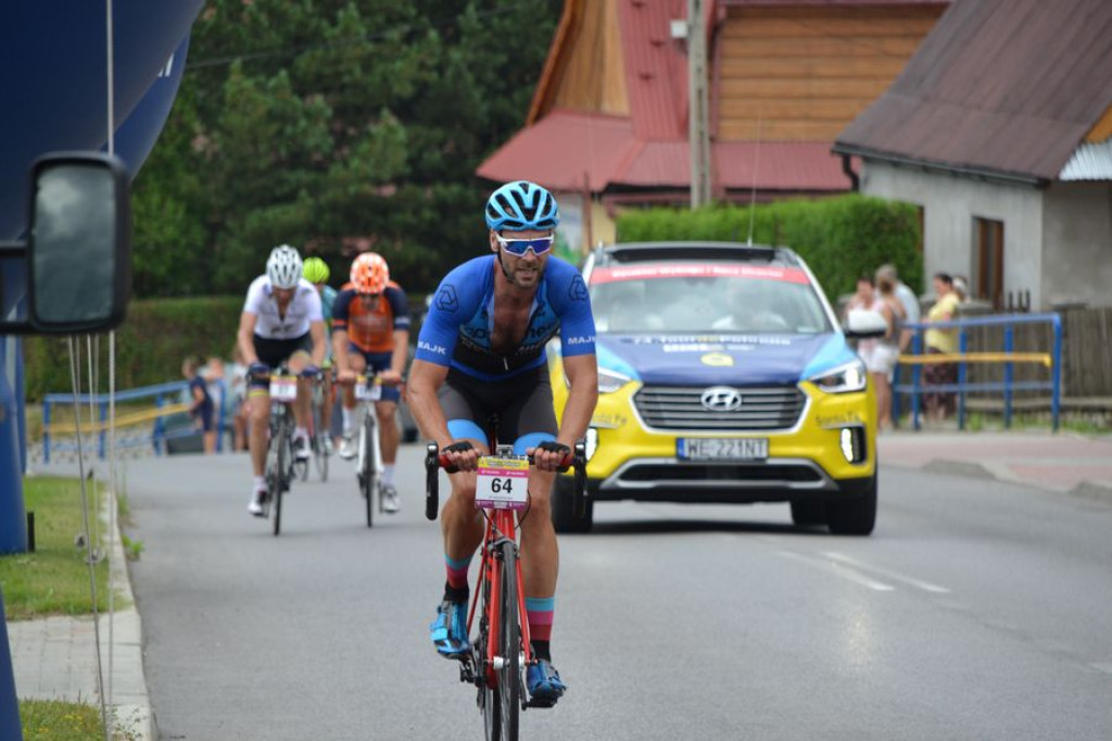 Amatorzy przejeżdżają przez Bukowinę Tatrzańską