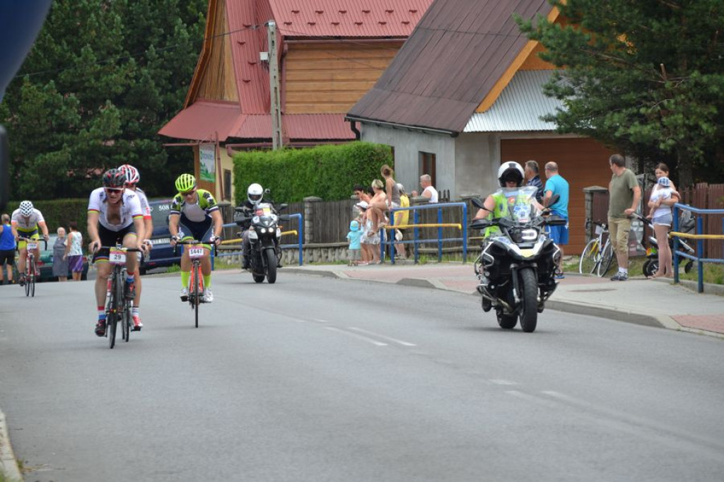 Amatorzy przejeżdżają przez Bukowinę Tatrzańską
