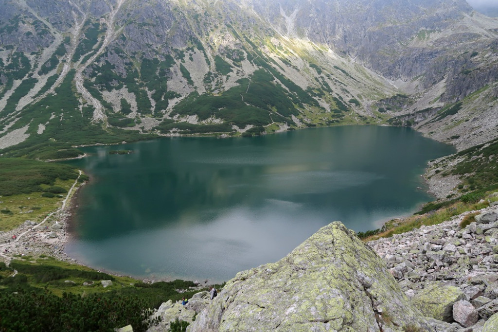 Nad Kościelcem płyną chmury granatowe