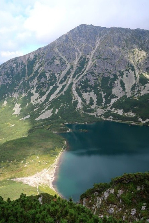 Nad Kościelcem płyną chmury granatowe