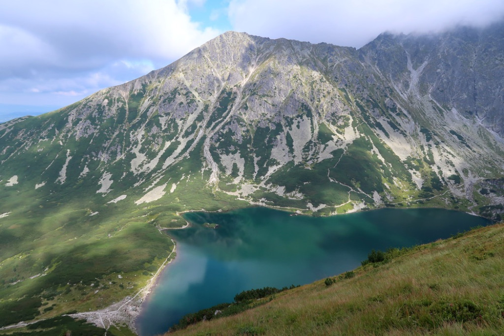 Nad Kościelcem płyną chmury granatowe