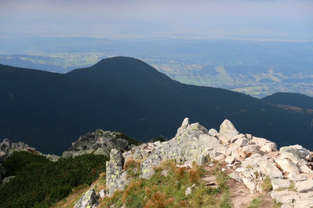 Nad Kościelcem płyną chmury granatowe