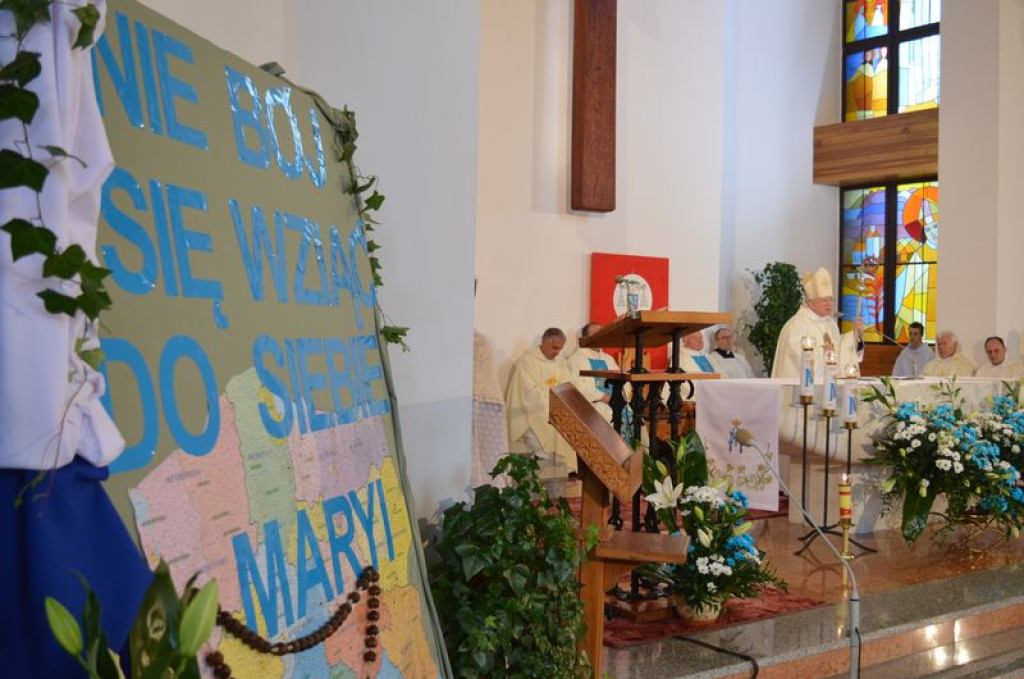 Wierni odmawiają różaniec
