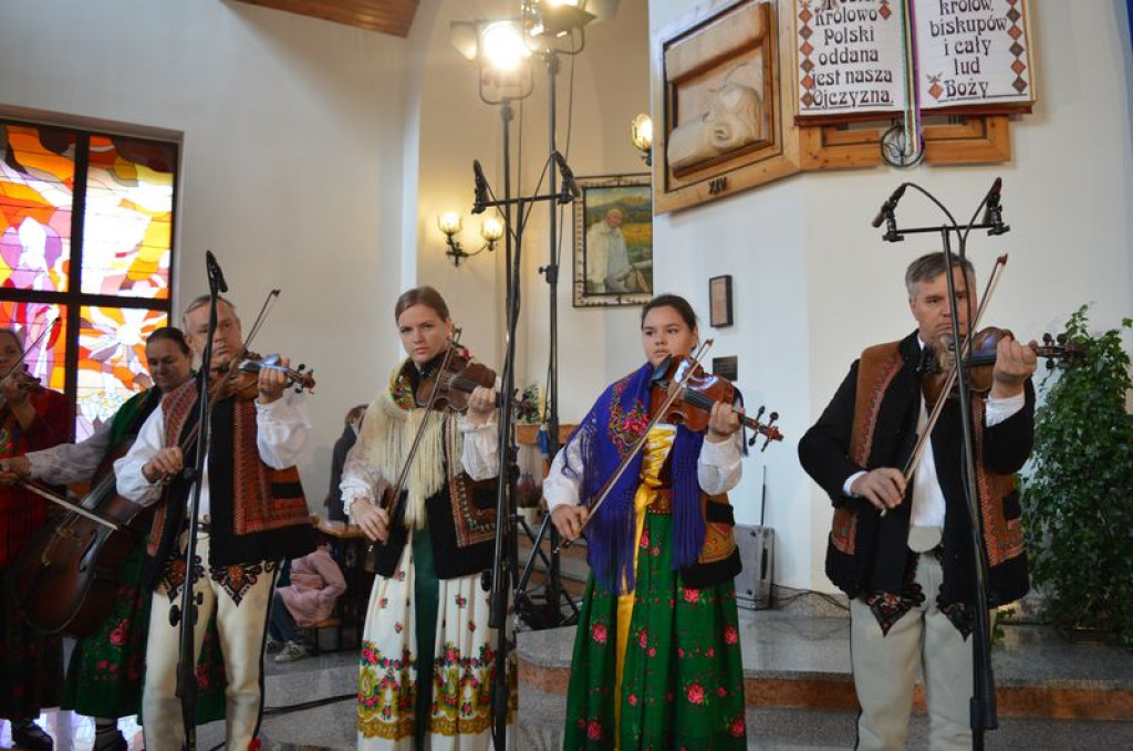 Wierni odmawiają różaniec