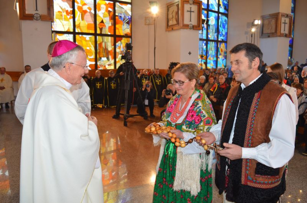Wierni odmawiają różaniec