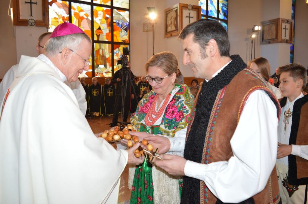 Wierni odmawiają różaniec