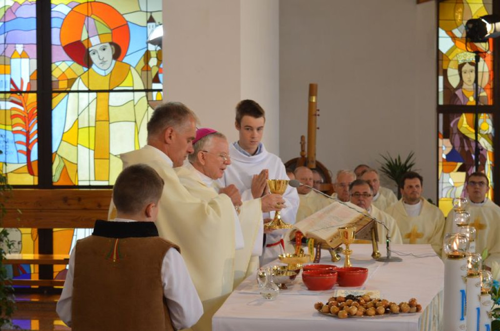 Wierni odmawiają różaniec