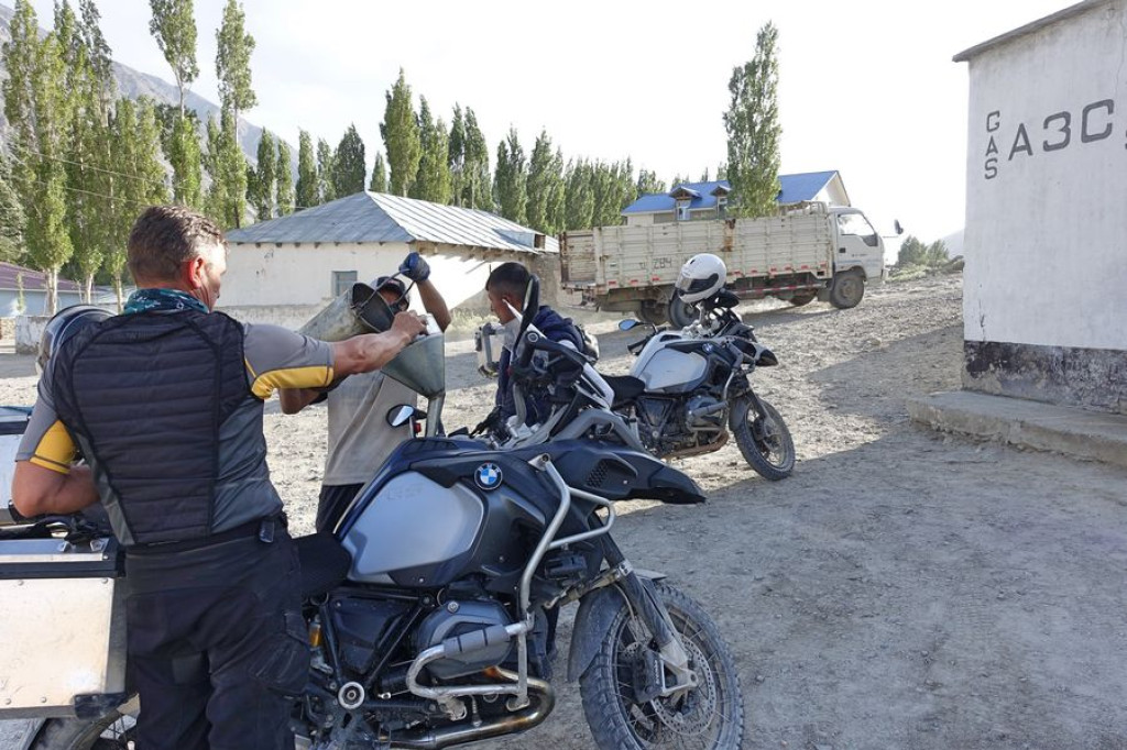 Motocyklowa podróż przez pół świata